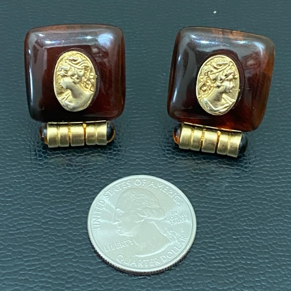 Vintage Unsigned Amber Lucite Victorian Lady Cameo Clip Earrings 22.6g - Picture 9 of 14